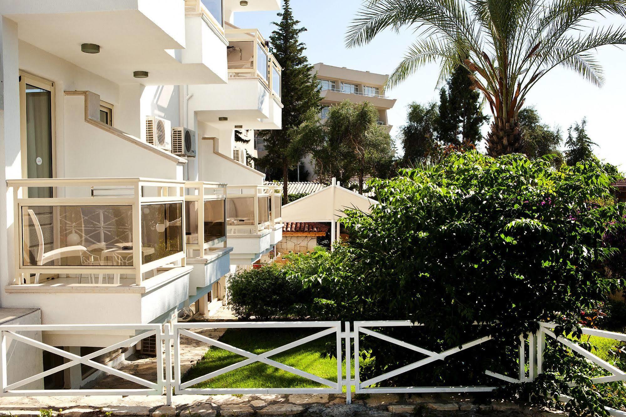 Villa Adora Beach Side Eksteriør bilde